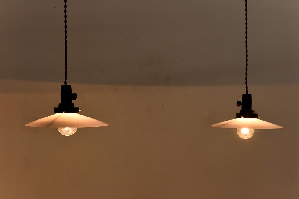 昔懐かしい白い平笠シェードの吊り下げ照明(天井照明、ペンダントライト)2個セット(1)