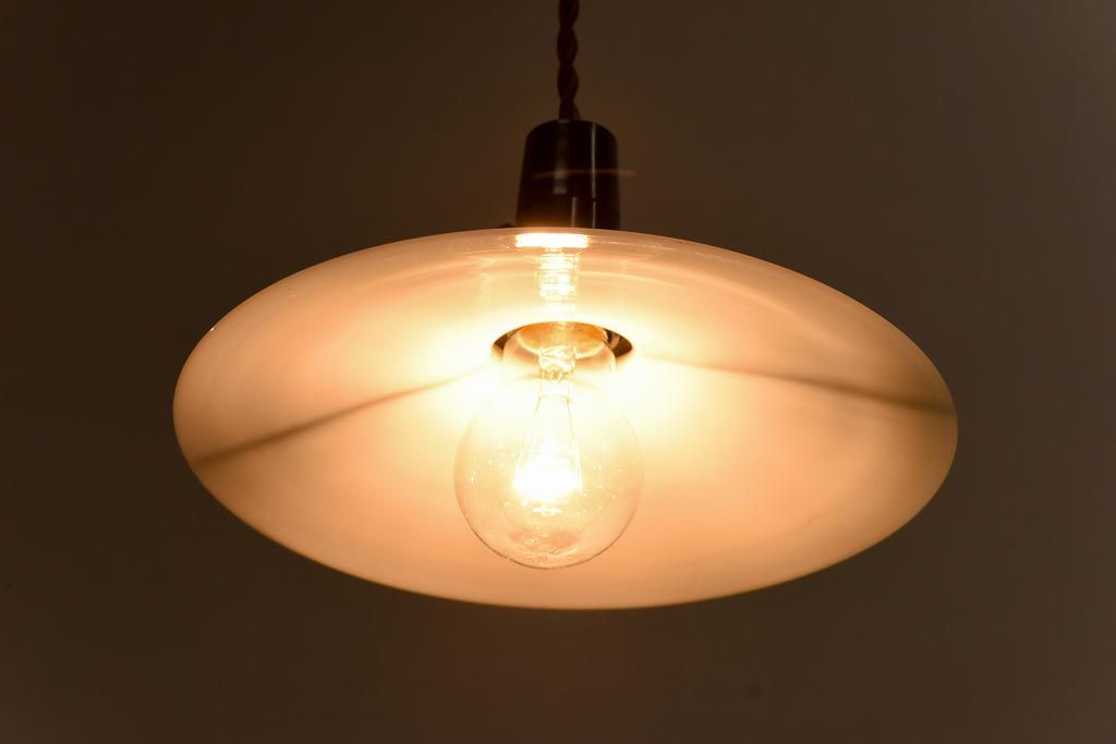 昔懐かしい白い平笠シェードの吊り下げ照明(天井照明、ペンダントライト)2個セット(1)