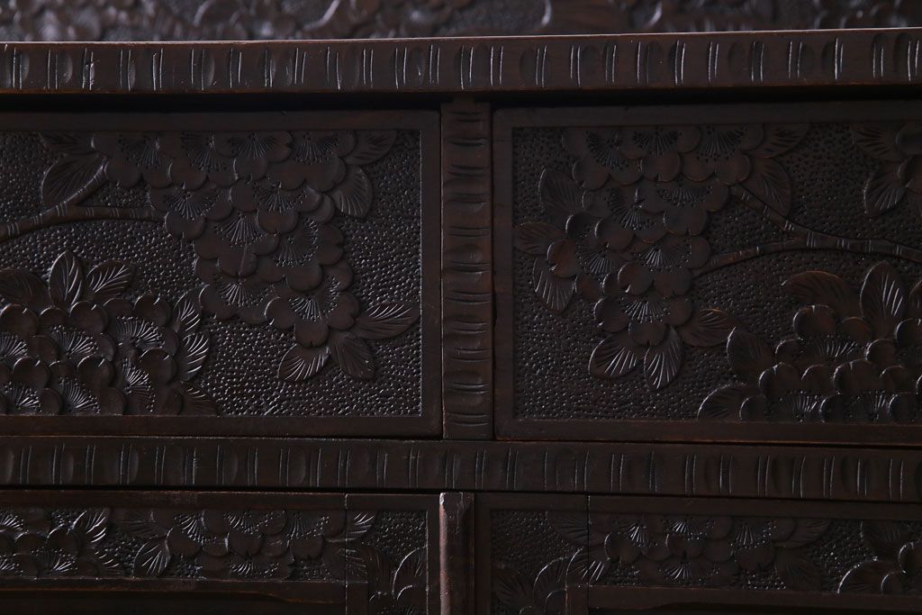 ヴィンテージ家具　ビンテージ　伝統工芸　軽井沢彫り　繊細な彫りが豪華さを演出するチェスト(サイドボード、収納棚)