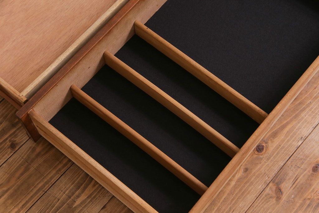 北欧ヴィンテージ家具　チーク材　個性的なデザインが目を惹くサイドボード(サイドキャビネット、リビングボード、ビンテージ)