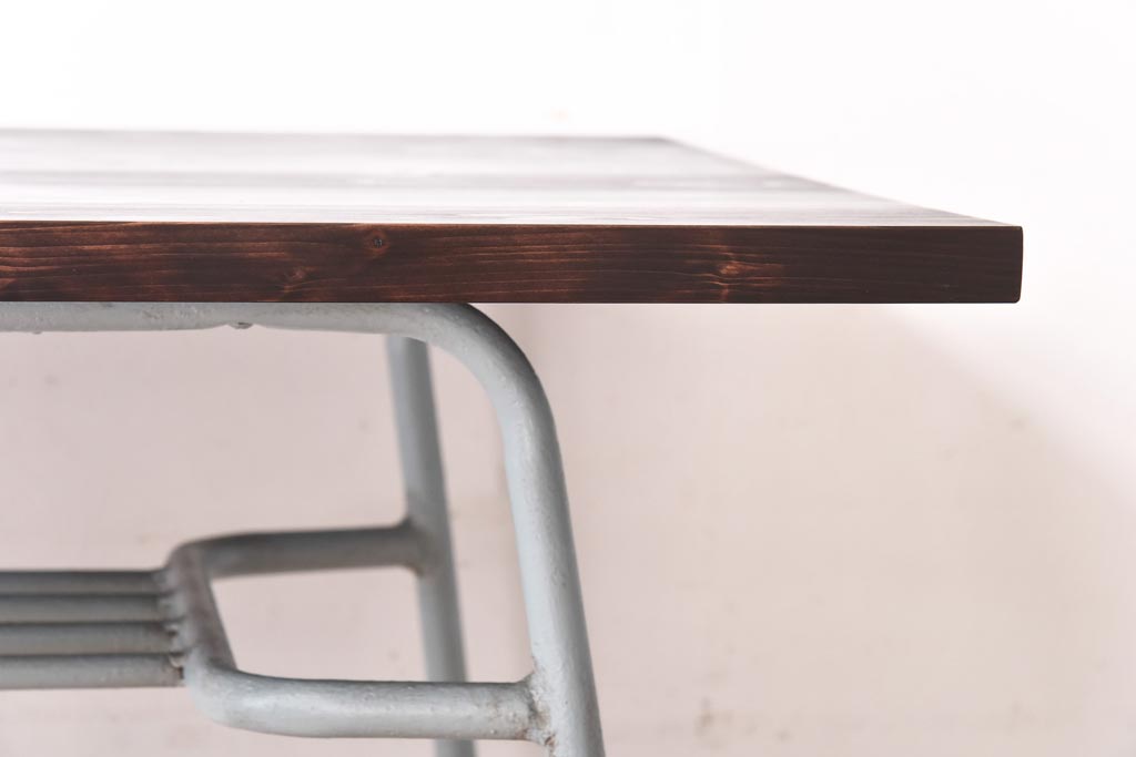 アンティーク家具　ヒノキ材製天板　淡いペイントカラーのアイアンテーブル(作業台、カフェテーブル)
