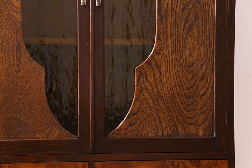 アンティーク家具　昭和中期　大正ロマン　色ガラス入り　扉のデザインが印象的な本箱(収納棚、キャビネット)