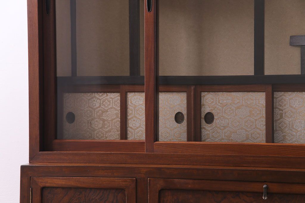 アンティーク家具　和製アンティーク　三方ケヤキ材　上手物　凝った作りが存在感を放つ茶箪笥(収納棚、飾り棚、茶棚)