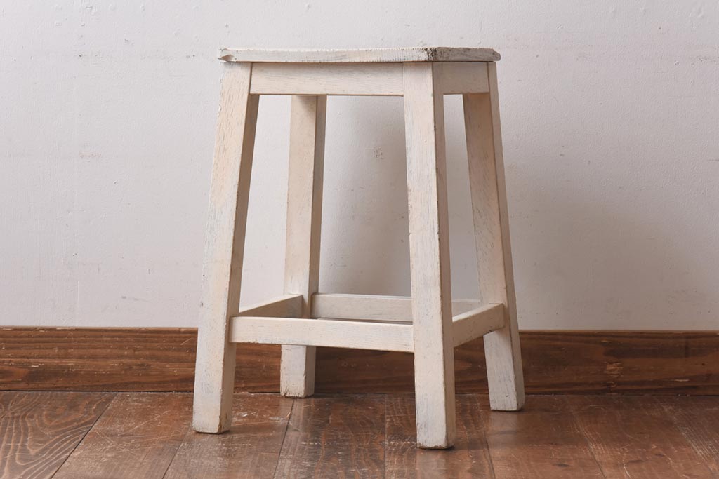 ヴィンテージ家具　ビンテージ　レトロ　シャビーな雰囲気がお洒落な角スツール(椅子、チェア)