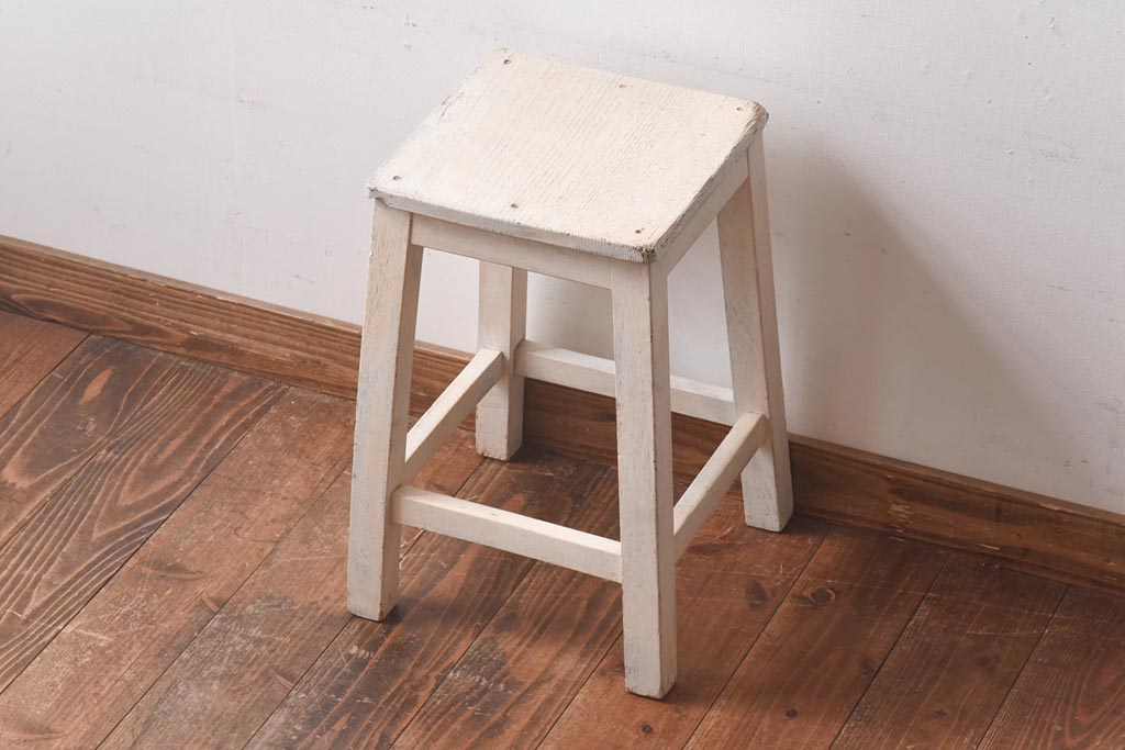ヴィンテージ家具　ビンテージ　レトロ　シャビーな雰囲気がお洒落な角スツール(椅子、チェア)