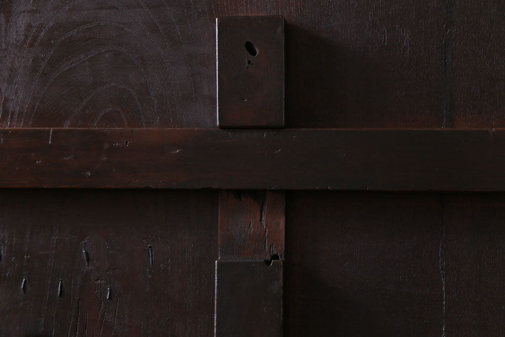 和製アンティーク　ヒノキ材　赤みがかった色合いが目を引く漆塗りの蔵戸(引き戸、建具、玄関戸)