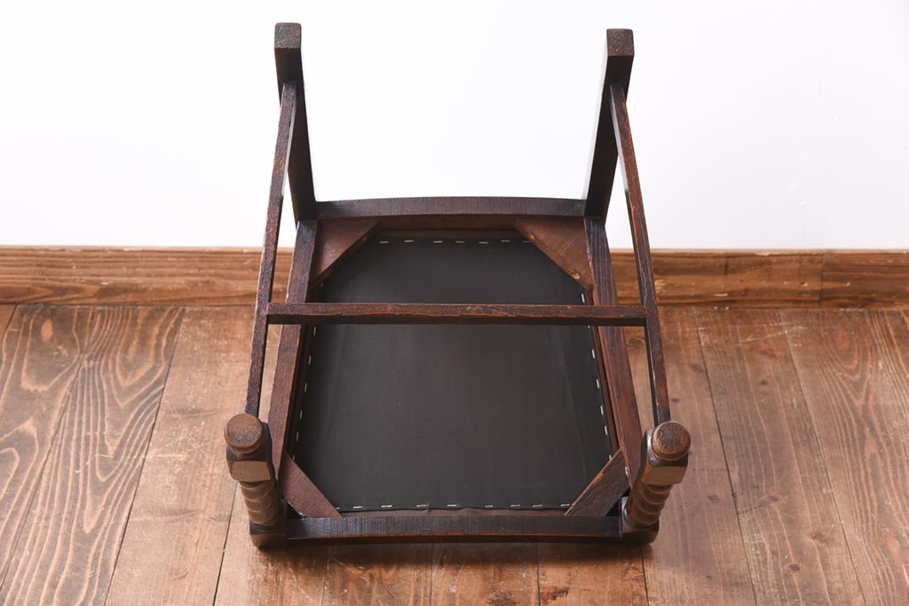 アンティーク家具　イギリスアンティーク　オーク材　ツイストレッグが目を引くシックなダイニングチェア(ワークチェア、椅子)