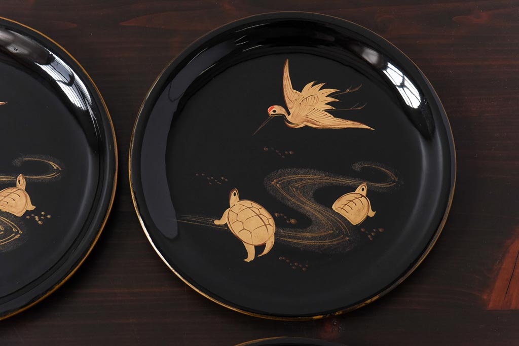 和製アンティーク　鶴と亀の図　縁起の良い図柄が魅力的な木製皿(漆器、和食器)6枚セット(1)