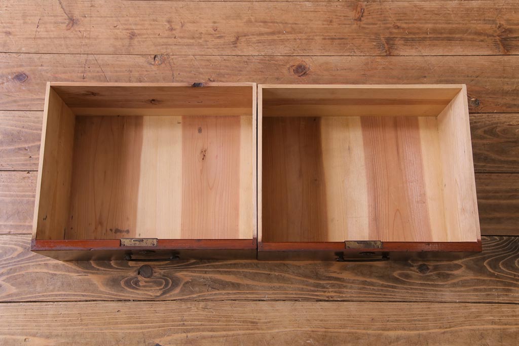 レトロ家具　昭和レトロ　引き戸の横桟がアクセントの味わいある戸棚(収納棚)