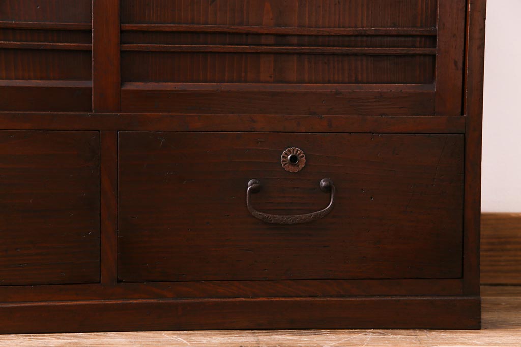 レトロ家具　昭和レトロ　引き戸の横桟がアクセントの味わいある戸棚(収納棚)