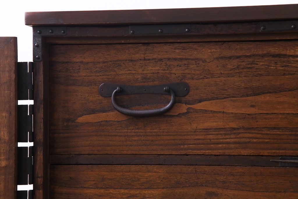 アンティーク家具　和製アンティーク　鉄脚付き　鋲金具が目を引く観音開き戸の箪笥ローチェスト(引き出し、テレビボード)