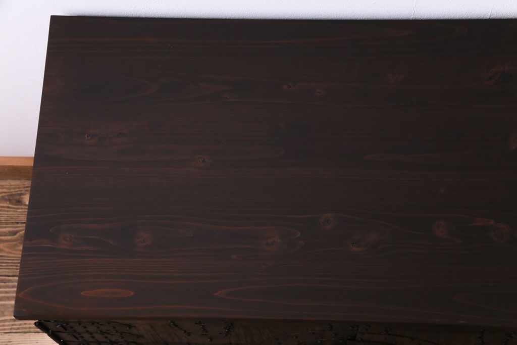 アンティーク家具　和製アンティーク　鉄脚付き　鋲金具が目を引く観音開き戸の箪笥ローチェスト(引き出し、テレビボード)