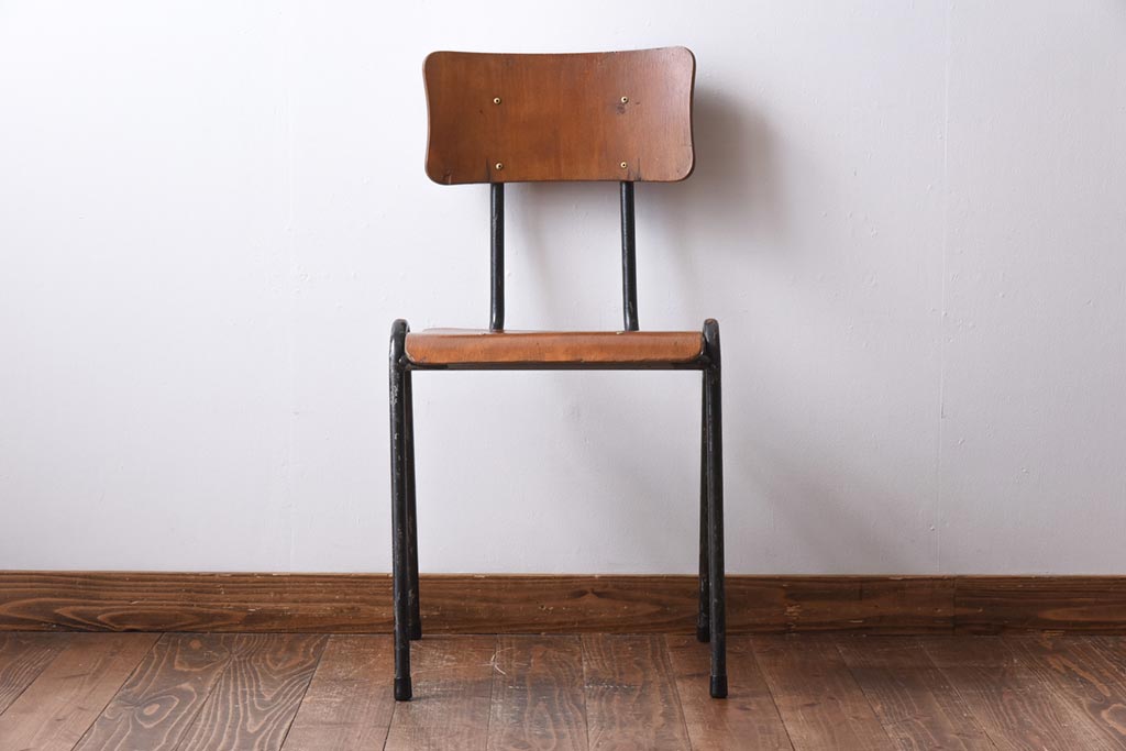 ヴィンテージ家具　イギリスビンテージ　レトロな雰囲気が漂うスクールチェア(鉄脚チェア、椅子)(1)
