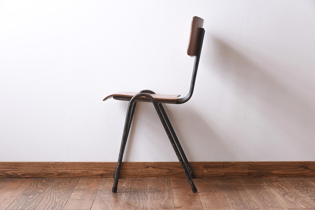 ヴィンテージ家具　イギリスビンテージ　レトロな雰囲気が漂うスクールチェア(鉄脚チェア、椅子)(1)