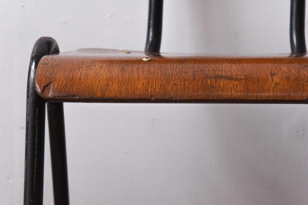 ヴィンテージ家具　イギリスビンテージ　レトロな雰囲気が漂うスクールチェア(鉄脚チェア、椅子)(2)