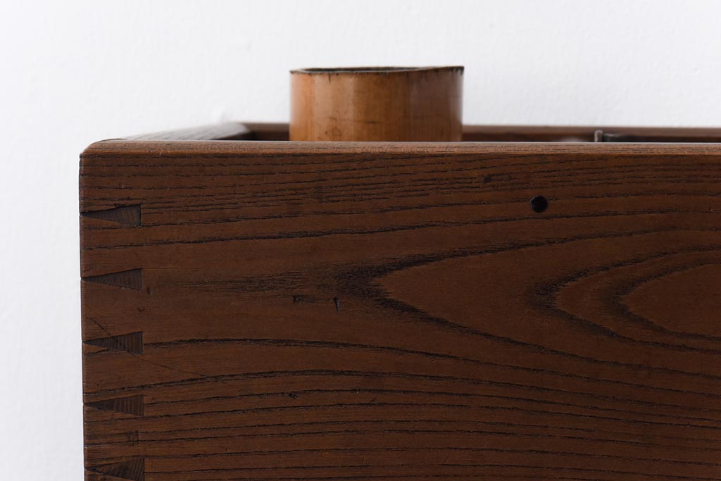 アンティーク雑貨　昭和初期　ケヤキ材　味わい深い佇まいの木製火鉢(手あぶり)