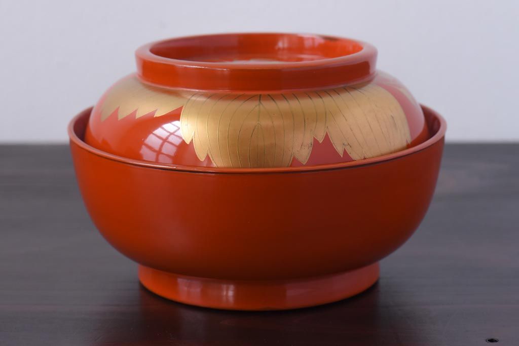 金彩の桐紋が存在感を放つ蓋付き木製椀(漆器、和食器)5客セット