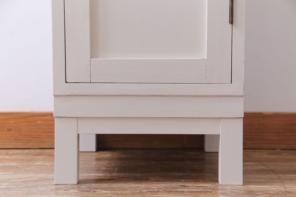 ヴィンテージ家具　ビンテージ　ホワイトカラーが明るい印象を与える縦型ペイントロッカー(キャビネット)