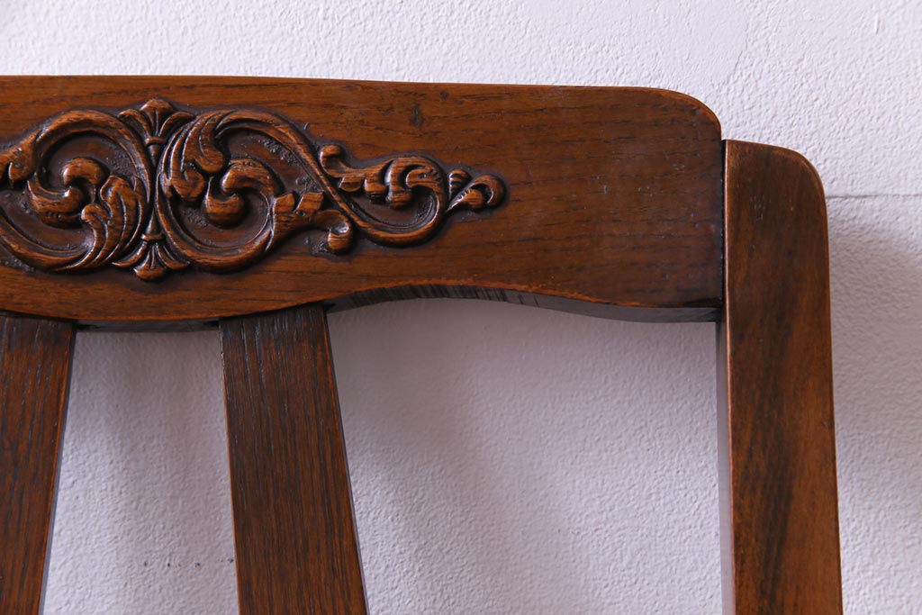 アンティーク家具　イギリスアンティーク　オーク材　背もたれのレリーフがおしゃれなチェア(ダイニングチェア、椅子)