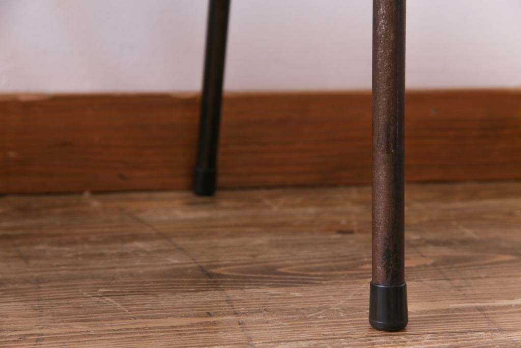 ヴィンテージ家具　ヨーロッパビンテージ　レトロな佇まいのスクールチェア(キッズチェア、鉄脚チェア、椅子)2脚セット(1)