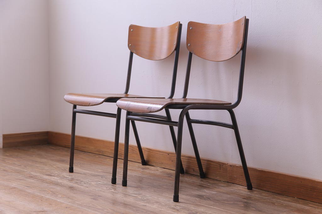 ヴィンテージ家具　ヨーロッパビンテージ　レトロな佇まいのスクールチェア(キッズチェア、鉄脚チェア、椅子)2脚セット(3)