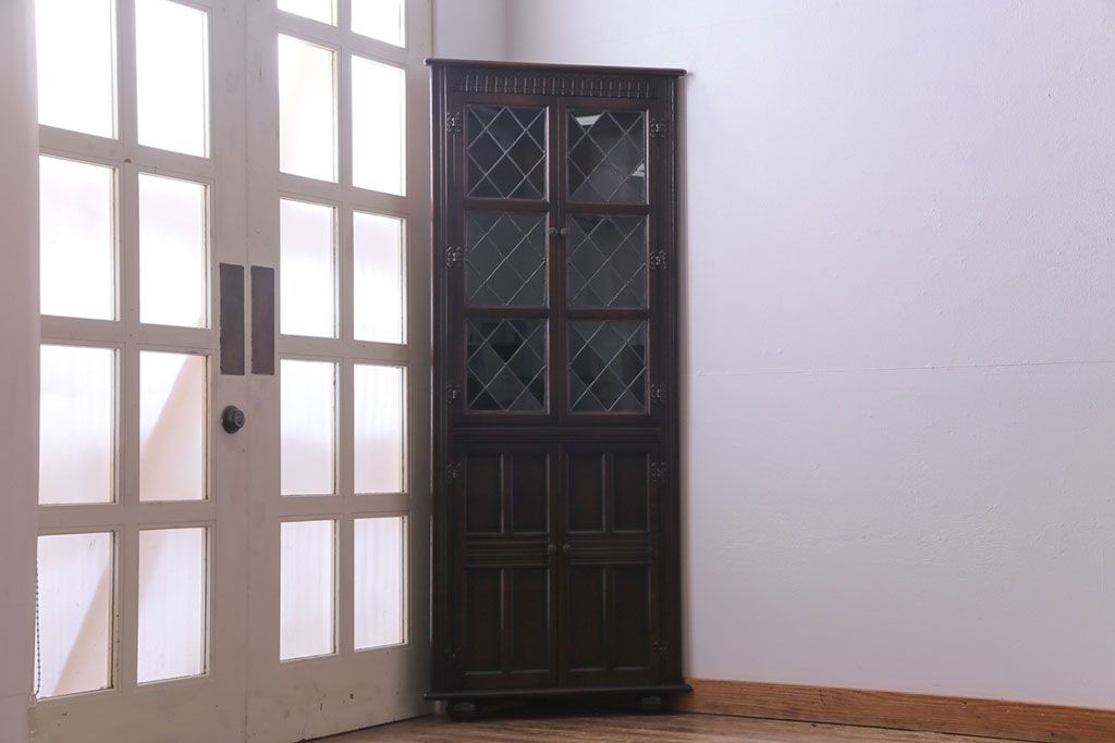 ビンテージ家具　イギリスヴィンテージ　オーク材　菱形のステンドグラスがおしゃれなコーナーキャビネット(飾り棚、収納棚、戸棚)