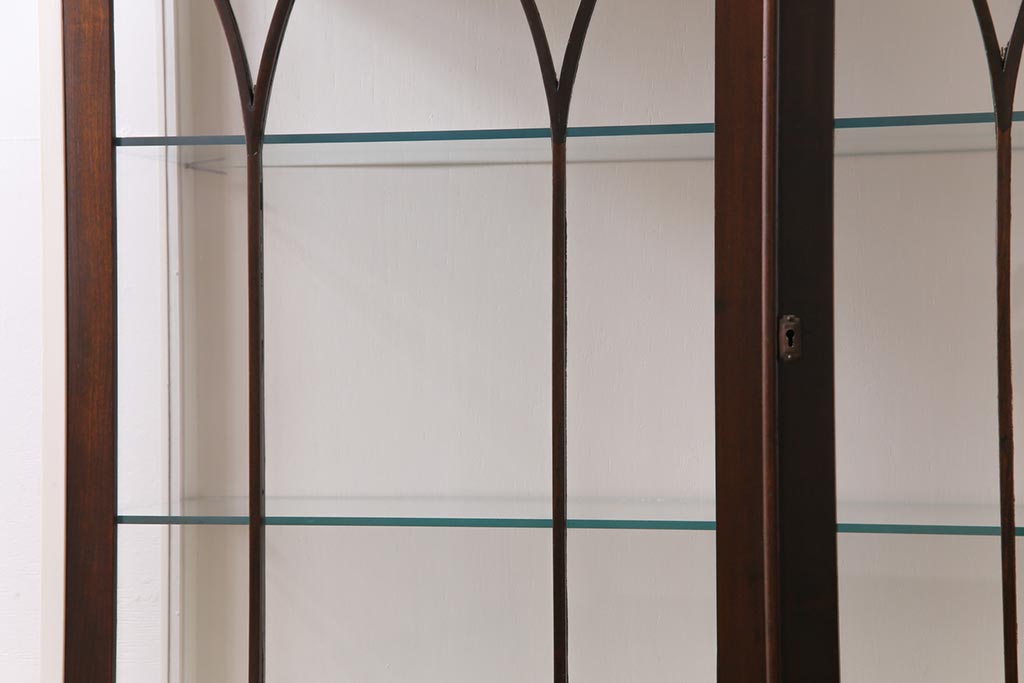 ペイント家具　イギリスアンティーク　淡いカラーが柔らかな雰囲気を醸し出す猫脚のガラスキャビネット(ガラスケース、陳列棚、ショーケース)