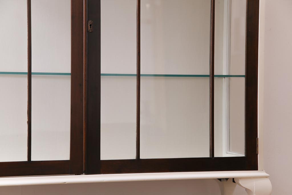 ペイント家具　イギリスアンティーク　淡いカラーが柔らかな雰囲気を醸し出す猫脚のガラスキャビネット(ガラスケース、陳列棚、ショーケース)