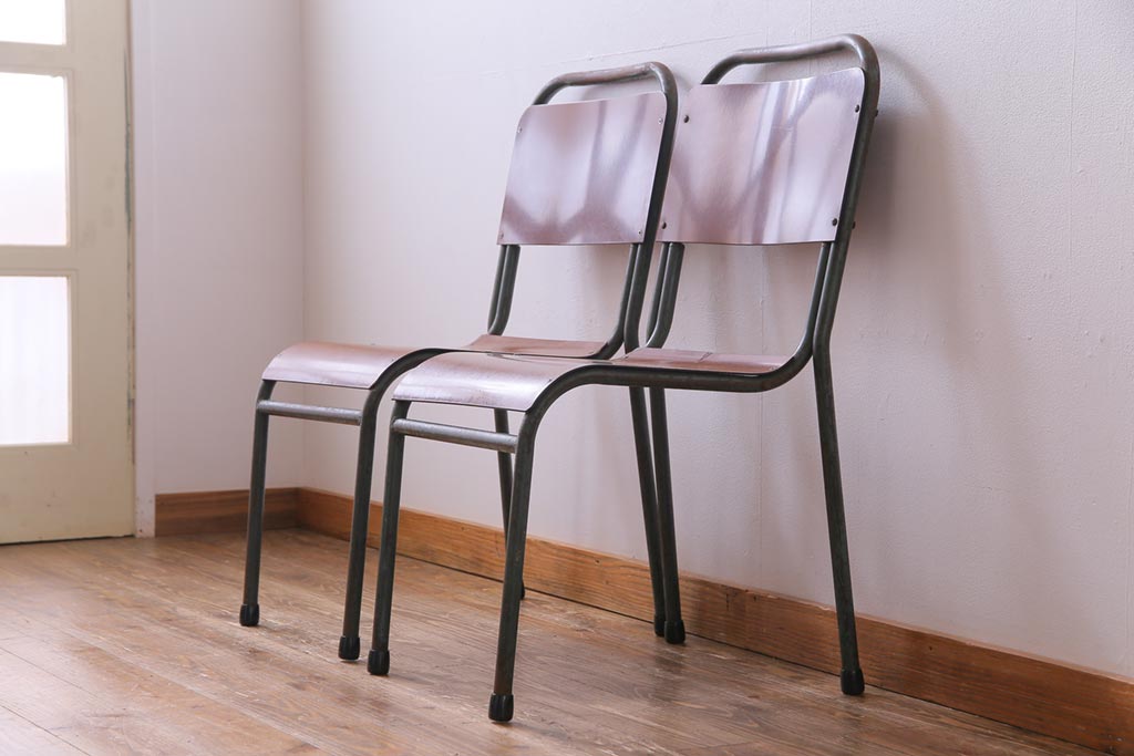 ヴィンテージ家具　イギリスビンテージ　ベークライト　座面のカーブが特徴的なスクールチェア(鉄脚チェア、椅子)2脚セット