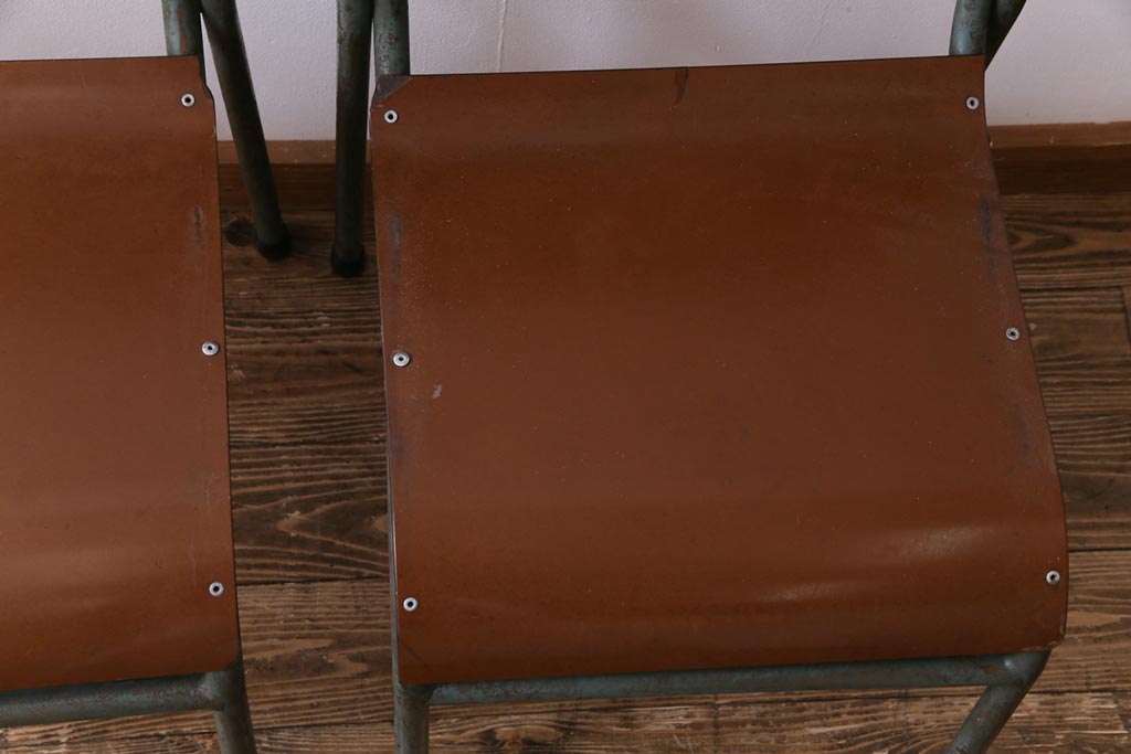 ヴィンテージ家具　イギリスビンテージ　ベークライト　座面のカーブが特徴的なスクールチェア(鉄脚チェア、椅子)2脚セット