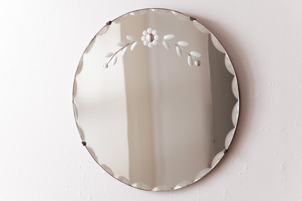 アンティーク雑貨　イギリスビンテージ　花のモチーフが可愛らしいカットガラスのウォールミラー(壁掛け鏡)
