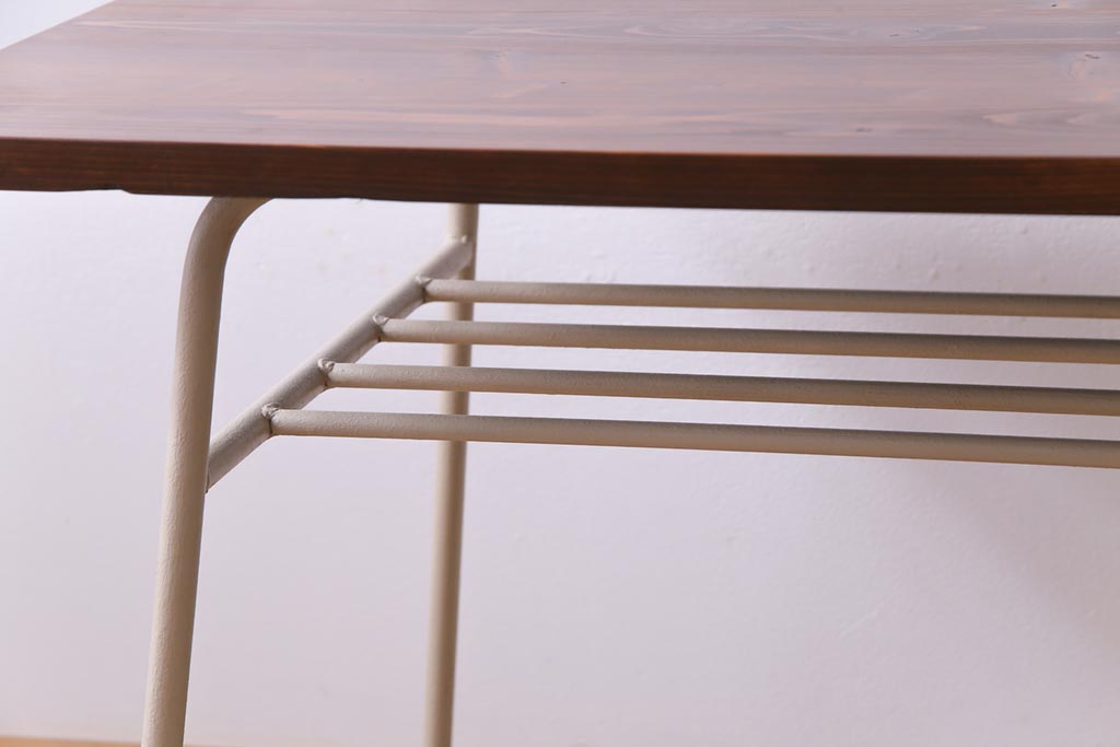 アンティーク家具　ヒノキ材製天板　淡いペイントカラーのアイアンテーブル(作業台、カフェテーブル)(2)