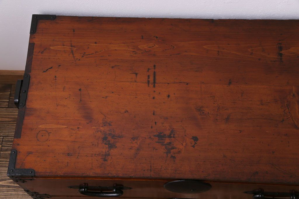 アンティーク家具　古民具・骨董　ヒノキ材　上品な和の雰囲気漂う漆塗りの重ね箪笥(ローチェスト、衣装箪笥)