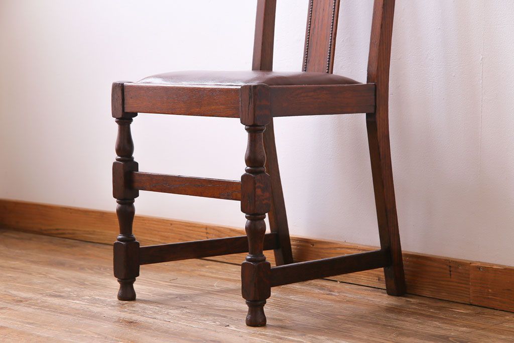 アンティーク家具　イギリスアンティーク　オーク材　細かな彫りとシンプルな形のチェア(ダイニングチェア、椅子)