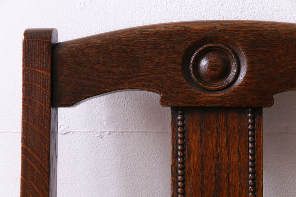 アンティーク家具　イギリスアンティーク　オーク材　細かな彫りとシンプルな形のチェア(ダイニングチェア、椅子)