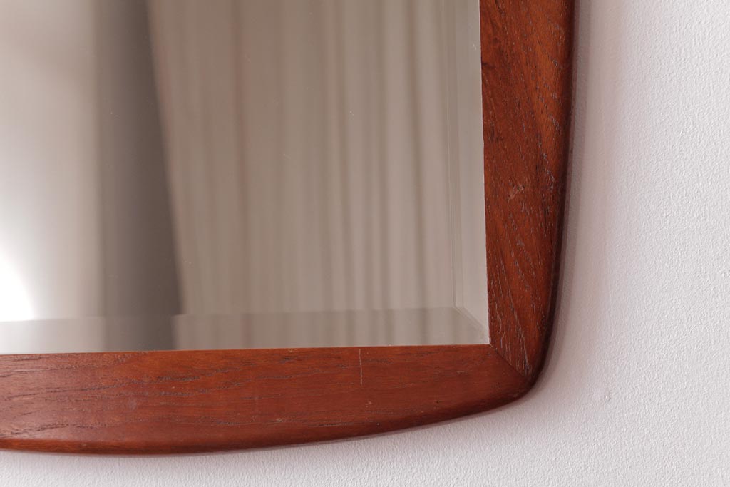 アンティーク雑貨　北欧家具　赤みがかった木製フレームが魅力の壁掛けミラー(鏡)