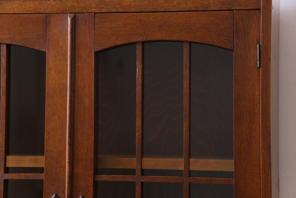 レトロ家具　昭和レトロ　栓材　洋館の窓のような扉が目を惹く本箱(食器棚、ガラス戸棚、収納棚)