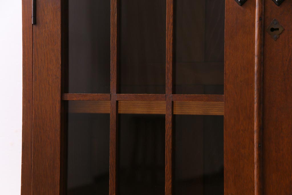 レトロ家具　昭和レトロ　栓材　洋館の窓のような扉が目を惹く本箱(食器棚、ガラス戸棚、収納棚)
