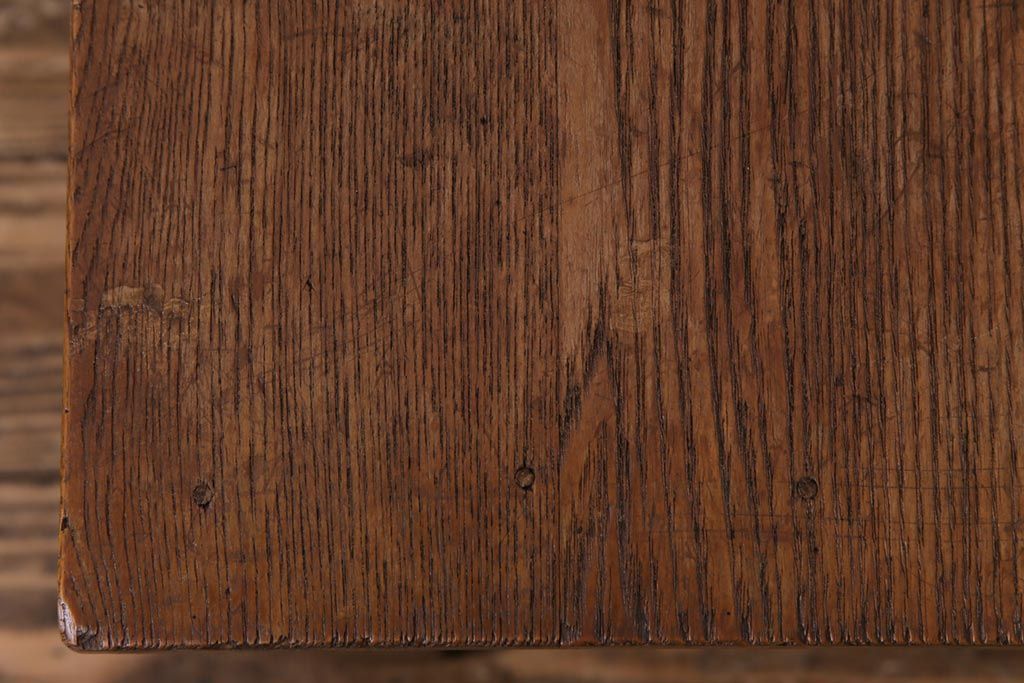 レトロ家具　昭和レトロ　懐かしさと温もり溢れるナラ材製の学校スツール2脚セット(角スツール、花台)(1)
