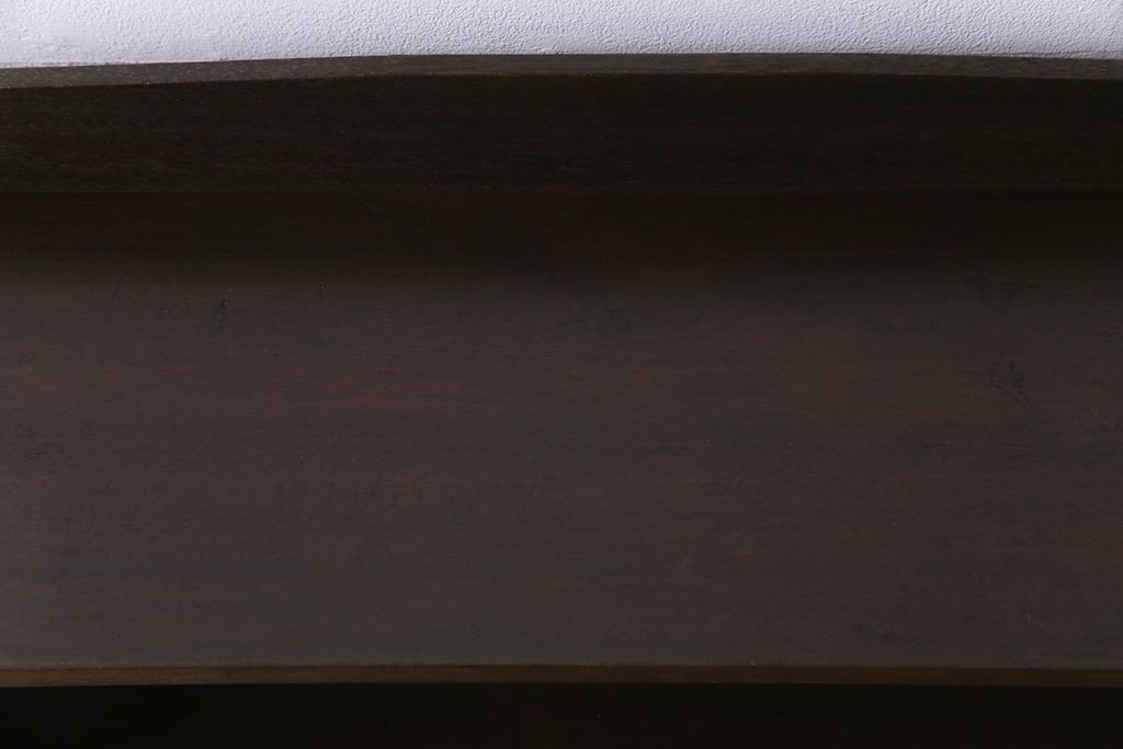 レトロ家具　昭和レトロ　シックな空間にも馴染む濃い色味の本棚(ウッドシェルフ、飾り棚)