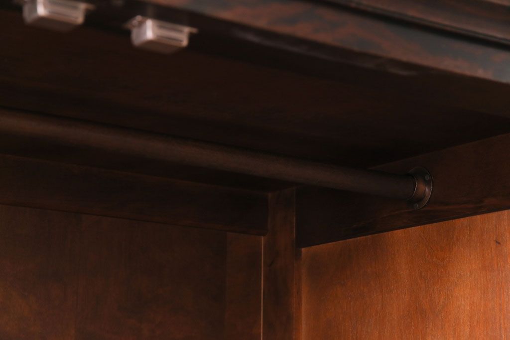 中古　北海道民芸家具　鏡付き　上品な雰囲気づくりに活躍する2段重ねワードローブ(洋服タンス、洋服箪笥)(定価約80万円)(1)
