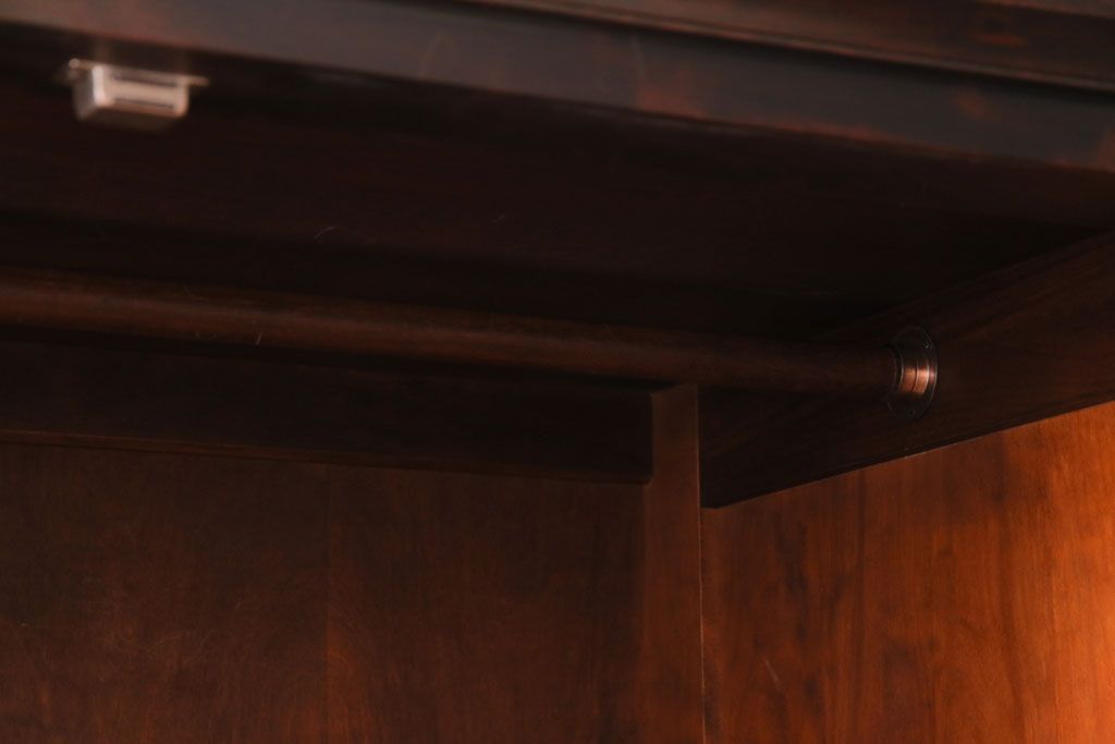 中古　北海道民芸家具　鏡付き　上品な雰囲気づくりに活躍する2段重ねワードローブ(洋服タンス、洋服箪笥)(定価約80万円)(2)