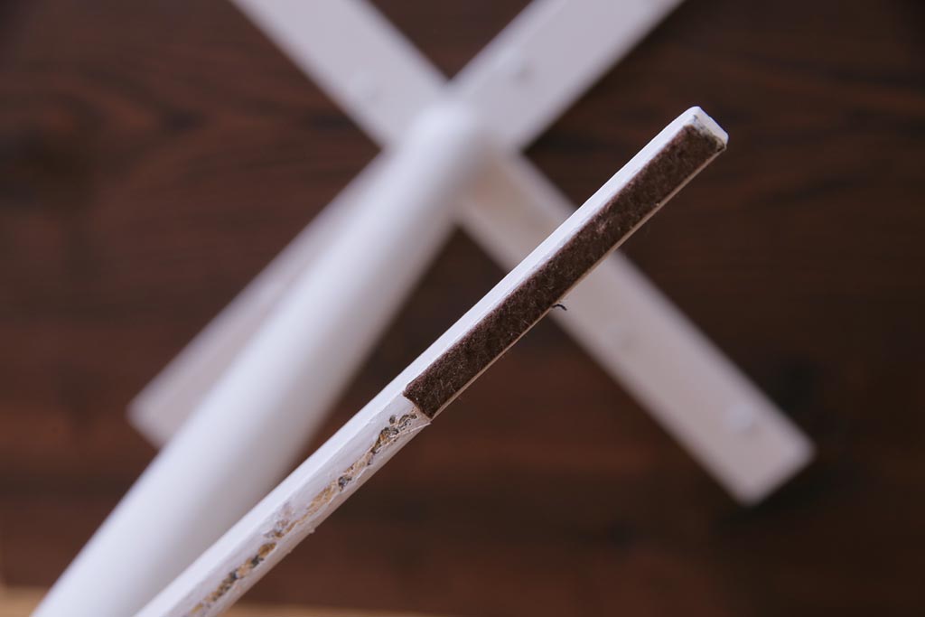 アンティーク家具　昭和中期　天板ナラ材　淡いペイントカラーがおしゃれな鉄脚テーブル(コーヒーテーブル、サイドテーブル)(1)