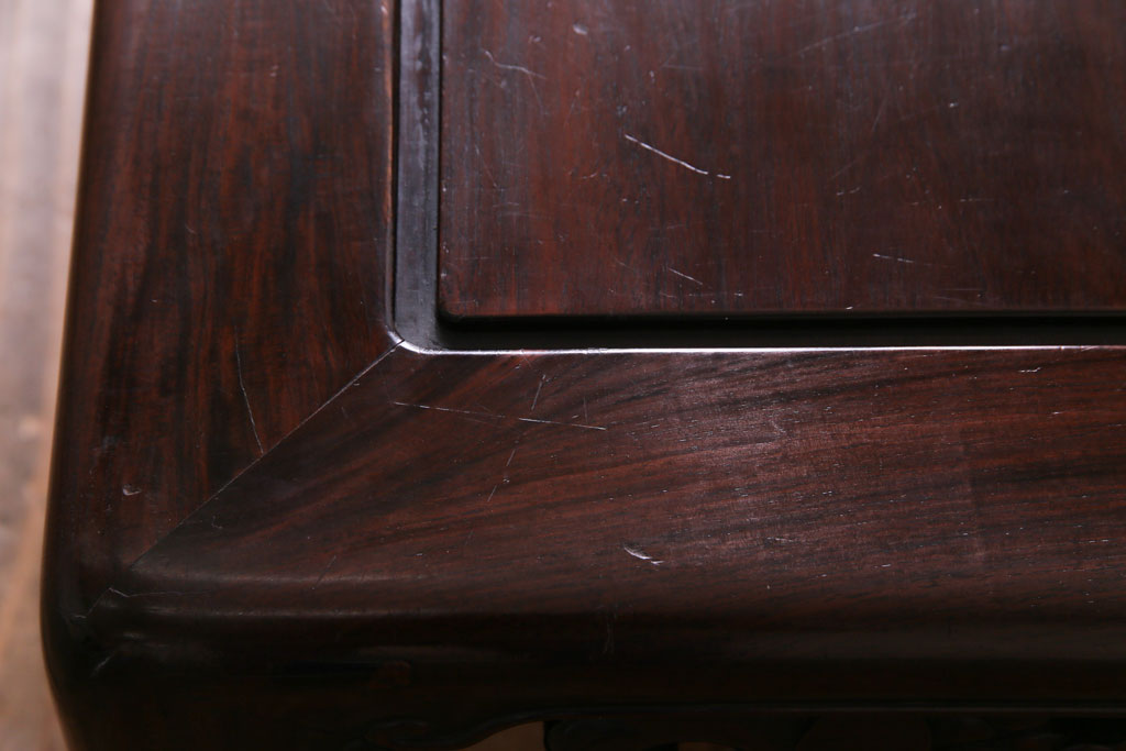 アンティーク家具　時代唐物　漆塗り　彫刻と艶のある質感が目を引く紫檀材の座卓(ローテーブル)