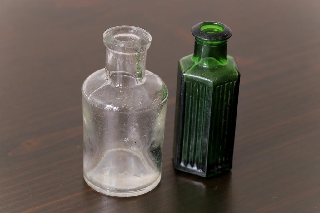 アンティーク雑貨　イギリスビンテージ　ジャンクな雰囲気がおしゃれな小瓶(ガラスビン、薬瓶、ボトル)2個セット