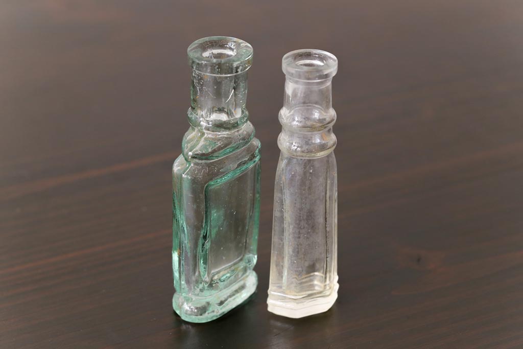 アンティーク雑貨　ビンテージ　気泡入りで味のある小さなボトル(ガラスビン、瓶)2個セット