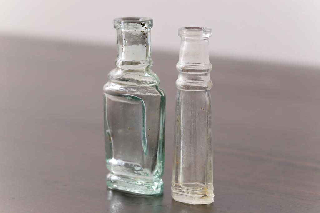 アンティーク雑貨　ビンテージ　気泡入りで味のある小さなボトル(ガラスビン、瓶)2個セット