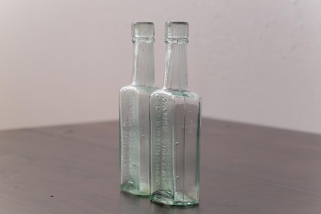 アンティーク雑貨　イギリスビンテージ　MANOR VINEGAR　エンボスが格好いいお酢のガラスビン(ボトル、瓶)2個セット