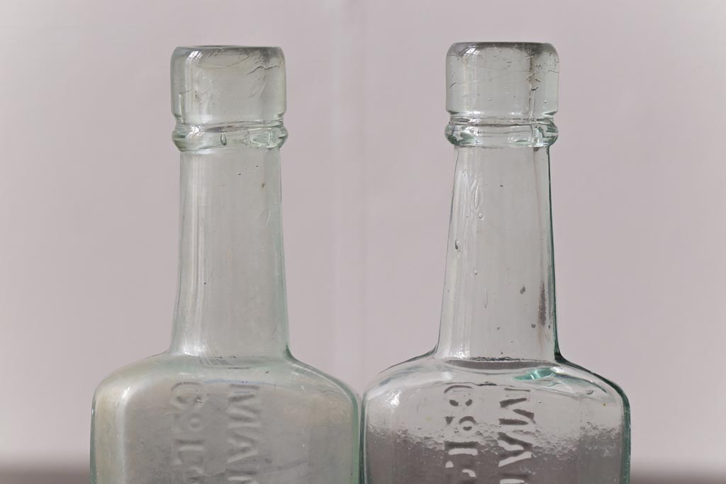 アンティーク雑貨　イギリスビンテージ　MANOR VINEGAR　エンボスが格好いいお酢のガラスビン(ボトル、瓶)2個セット