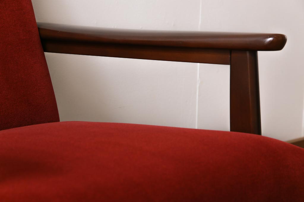 中古　ビンテージカリモク　シックな赤い座面が目を引く一人掛けソファ(アームチェア)